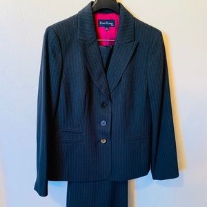 Price Drop 👠Women’s pinstripe suit. Grey/Berry